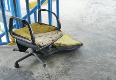 Kırık ya da çatlamak beton zemin üzerine siyah ofis koltuğu