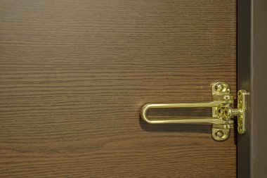 Altın kapı mandalını ve ahşap tahıl arka plan