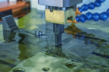 İşte çalışmaya runing içinde EDM makine