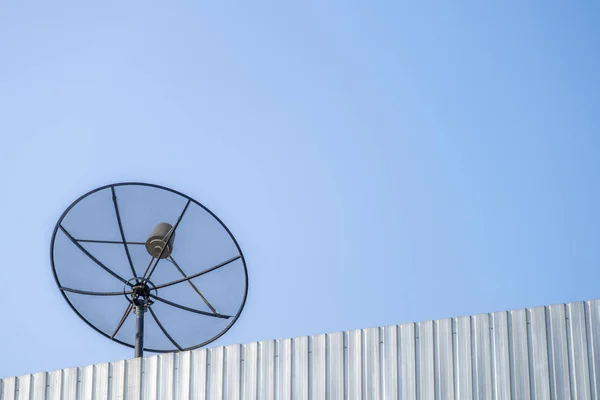 青空の背景に古い衛星料理 — ストック写真