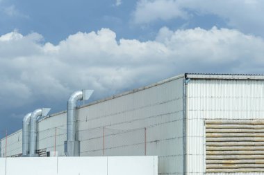 Birçok fabrika yanında bulunan üfleyici hava