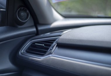 Araba siyah renk havada.