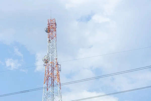 Mobiltelefon kommunikation Tower transmission blå himmel bakgrunds — Stockfoto