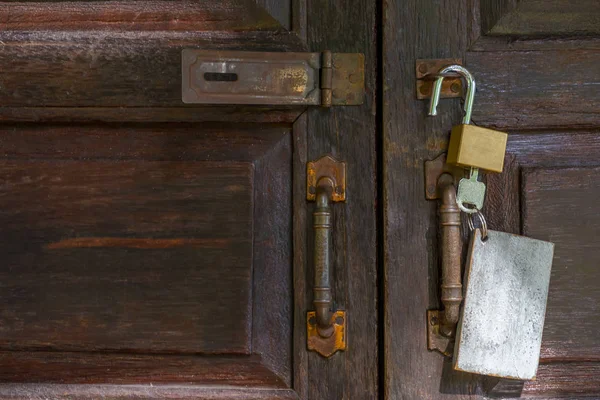 Vieilles serrures rouillées et clés sur porte en bois — Photo