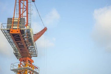 Mavi gökyüzünde vinç asansör turuncu