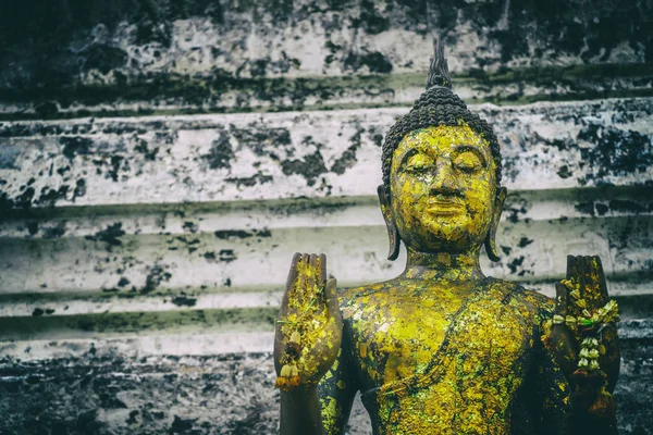 Estátua de Buda ouro de fundo de concreto tailandês velho — Fotografia de Stock