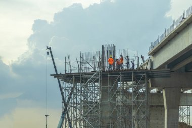 Şantiye inşaat yolu üzerinde beton karayolu inşa