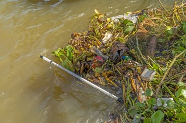 Nehirde çöp çok kirli