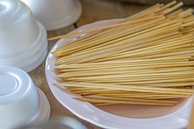 Beyaz tabakta et şişleri