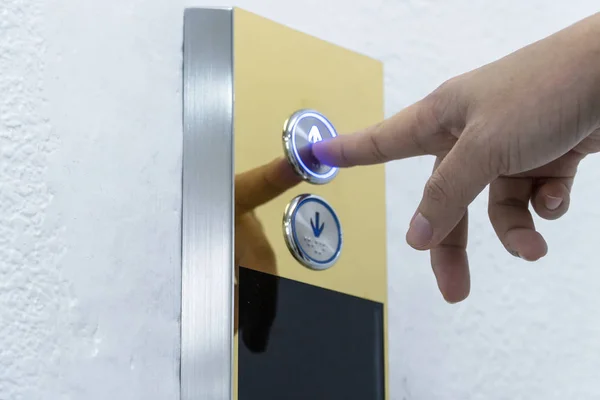 Рука нажимает на кнопку лифта — стоковое фото