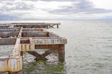 Denizde eski çimento sütunları.