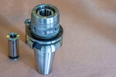 Fabrikada metal değirmeni için CNC makine araçları