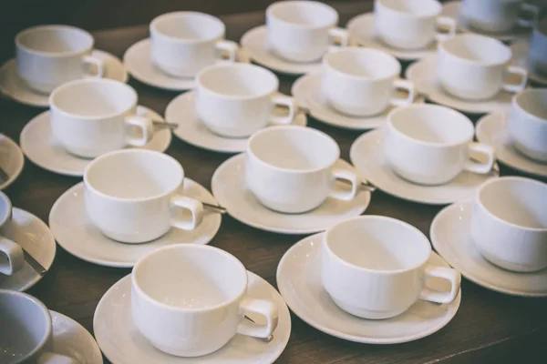 Nombreuses tasses à café blanc ou thé de vide — Photo