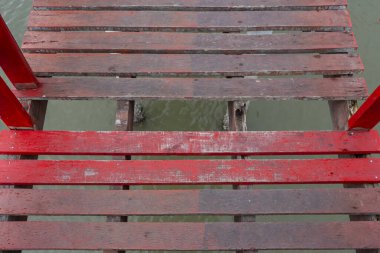 Hasarlı kırmızı merdivenler merdiven basamağı arka planı