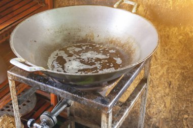 Bitkisel yağ ve siyah tavada.