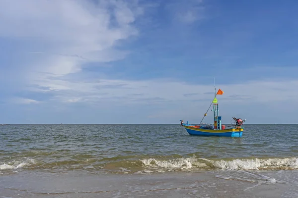 Одна рыбацкая лодка с голубым небом — стоковое фото