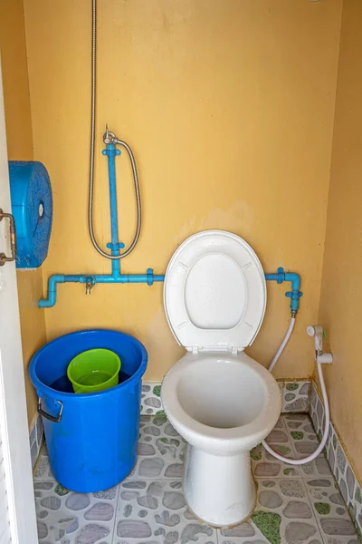 Грязный общественный туалет на комфорт открытой двери — стоковое фото