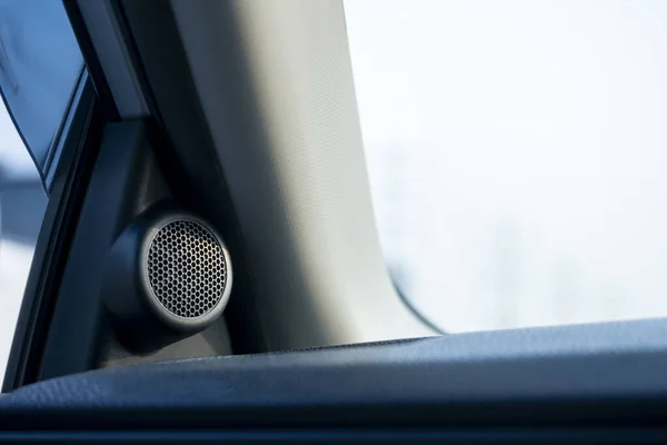 Pequenos alto-falantes rádio jogando no carro — Fotografia de Stock