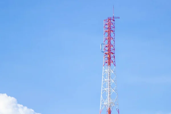Kommunikationstorn överföring med blå himmel bakgrund — Stockfoto