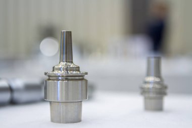 Fabrikada metal değirmeni için CNC makine araçları