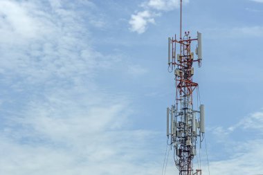 Mavi gökyüzü ile iletişim kulesi iletim sinyali 