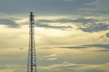 Everning üzerinde petrol rafinerisinde baca gazı