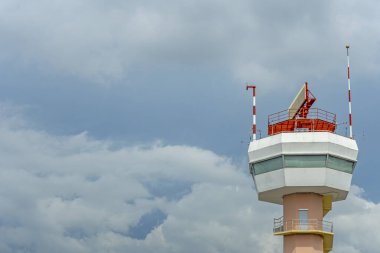 Havaalanı kontrol kulesi üstünde kırmızı bir yıldız vardır.