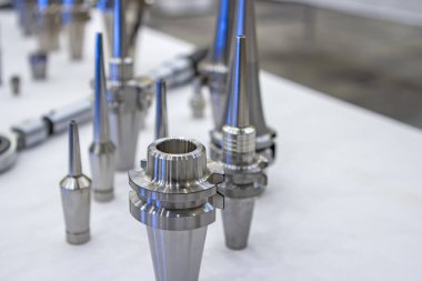 Fabrikada metal değirmeni için CNC makine araçları