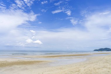 Plaj denizi dağı ve mavi gökyüzü bulutu 