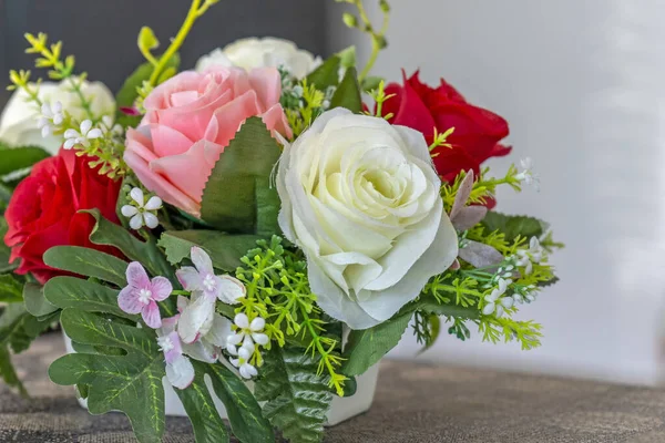 Flores de colores en un jarrón de hermosa — Foto de Stock