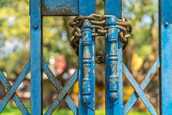 Ijzeren Blauwe Deur Met Kettingslot Abstracte Achtergrond — Stockfoto