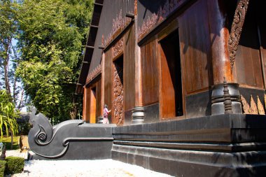 Tayland, Chiang Rai 'deki Kara Tapınak' ın güzel Budist mimarisi.