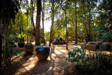 Tayland 'daki Kara Tapınak' ta dinlenen insanlar