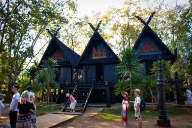 Tayland 'daki Kara Tapınak' ta dinlenen insanlar