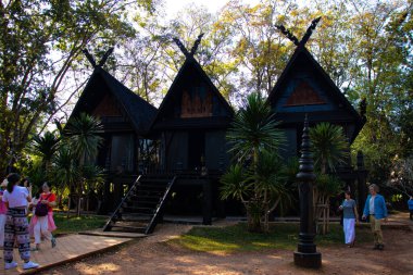 Kara Tapınak 'ta yürüyen turistler, Chiang Rai, Tayland