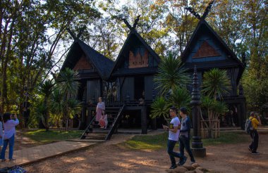 Kara Tapınak 'ta yürüyen turistler, Chiang Rai, Tayland