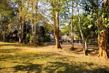 Kara Tapınak 'ta yürüyen turistler, Chiang Rai, Tayland