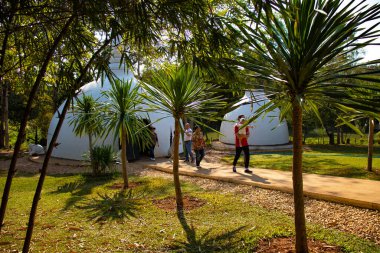 Kara Tapınak 'ta yürüyen turistler, Chiang Rai, Tayland