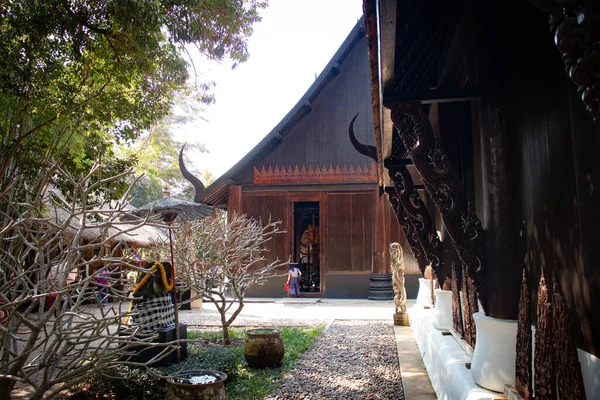 Kara Tapınak 'taki tahta tapınak, Chiang Rai, Tayland