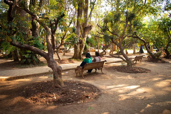 Les Gens Qui Reposent Dans Parc Temple Noir Thaiand — Photo