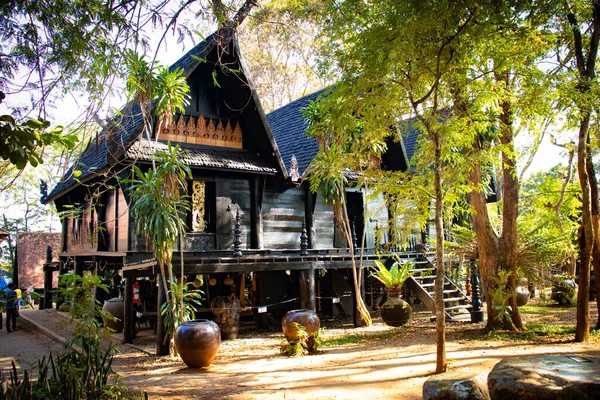 Kara Tapınak 'taki tahta tapınak, Chiang Rai, Tayland