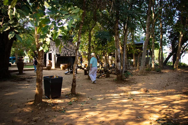 People Resting Park Black Temple Thaiand — Stock Photo, Image