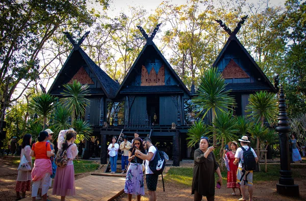 Tayland 'daki Kara Tapınak' ta dinlenen insanlar