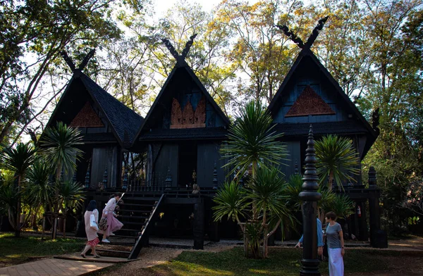 Kara Tapınak 'ta yürüyen turistler, Chiang Rai, Tayland