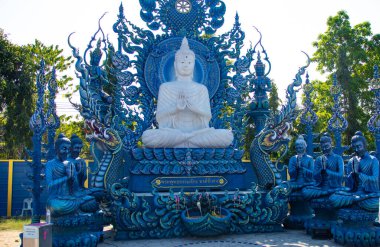 Geleneksel Buda heykelleri siyah tapınakta, Tayland
