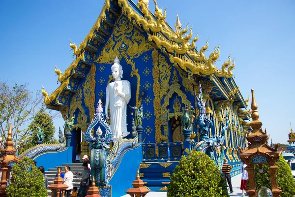 泰国蓝寺传统建筑和雕像 — 图库照片