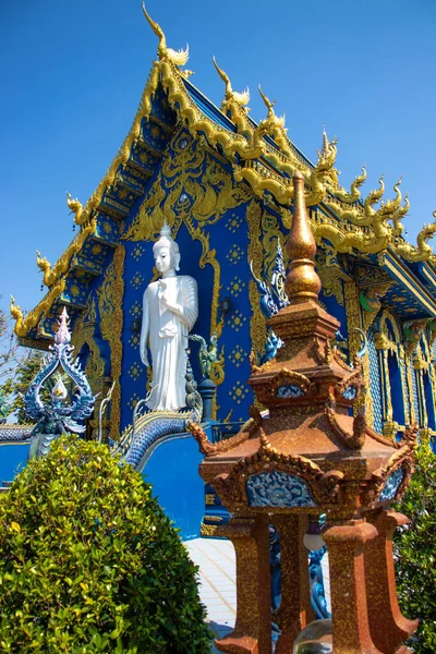 泰国蓝寺传统建筑和雕像 — 图库照片