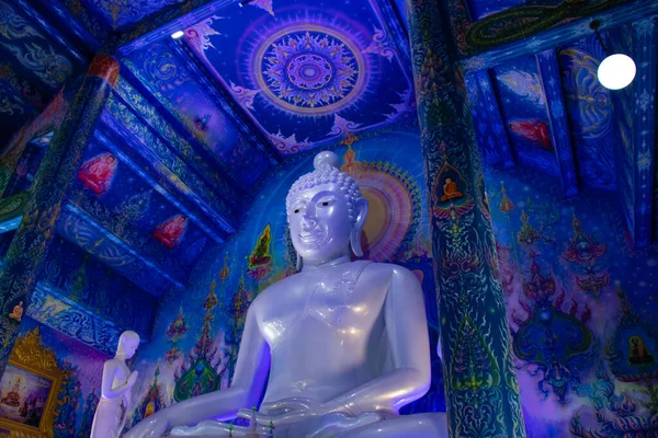 Χαμηλή Γωνία Του Αγάλματος Του Βούδα Στο Μπλε Ναό Ταϊλάνδη — Φωτογραφία Αρχείου