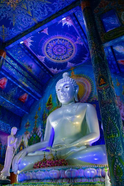 Χαμηλή Γωνία Του Αγάλματος Του Βούδα Στο Μπλε Ναό Ταϊλάνδη — Φωτογραφία Αρχείου
