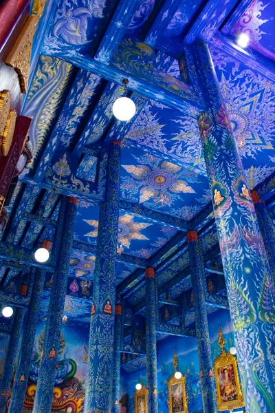 泰国蓝寺装饰的天花板和墙壁 — 图库照片